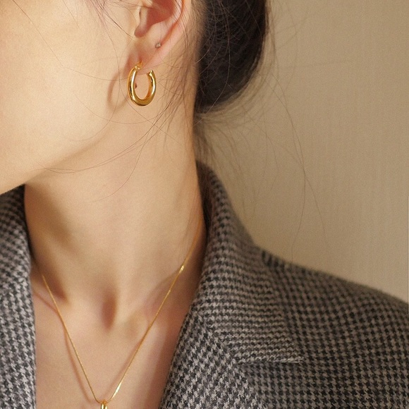 The Must Have Minimalist Golden Hoop Earrings - Picture 6 of 7